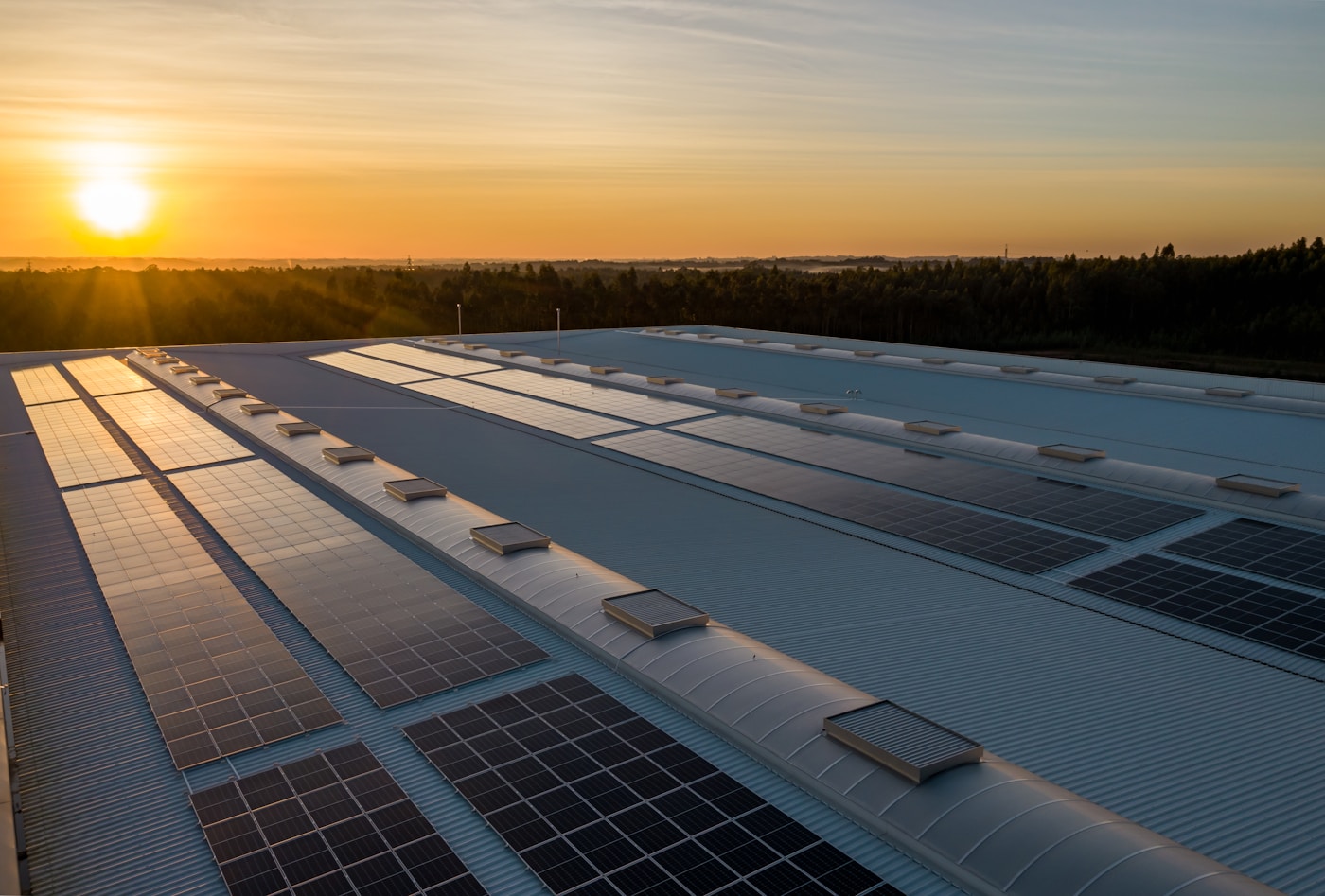 Painéis solares instalados em cobertura